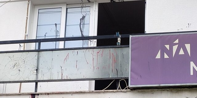 Νέα Δημοκρατία: Άγνωστοι πέταξαν μπογιές στα γραφεία της στη Λάρισα