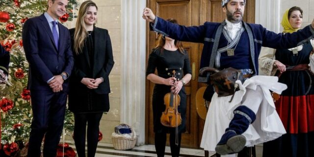 Μητσοτάκης: Πρωτοχρονιάτικα κάλαντα από τη Μάνη στον πρωθυπουργό και την κόρη του, Σοφία