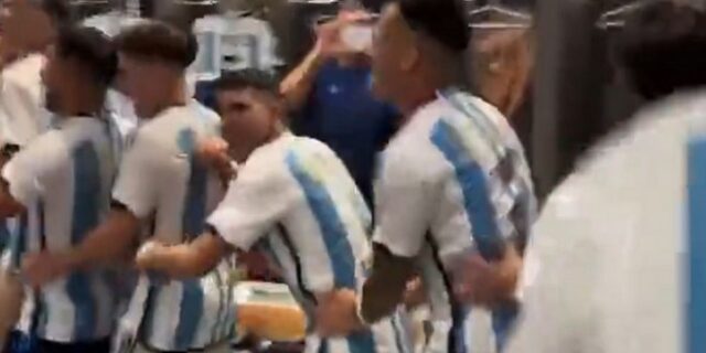 Μουντιάλ 2022: Οι Αργεντινοί έκαναν ενός λεπτού σιγή για τον Εμπαπέ στους πανηγυρισμούς στα αποδυτήρια