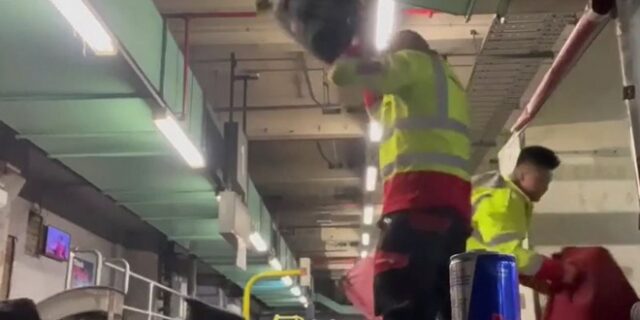 Βίντεο: Υπάλληλοι αεροδρομίου πετούν με μανία αποσκευές επιβατών – Τέθηκαν άμεσα σε αναστολή