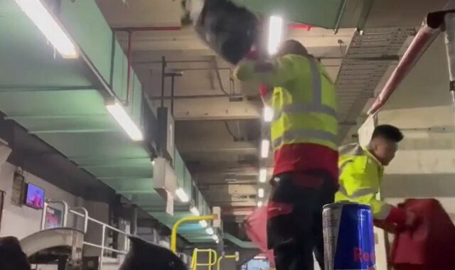 Βίντεο: Υπάλληλοι αεροδρομίου πετούν με μανία αποσκευές επιβατών – Τέθηκαν άμεσα σε αναστολή