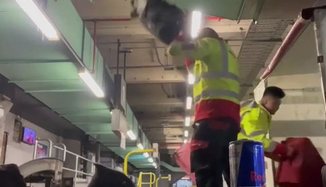 Βίντεο: Υπάλληλοι αεροδρομίου πετούν με μανία αποσκευές επιβατών – Τέθηκαν άμεσα σε αναστολή