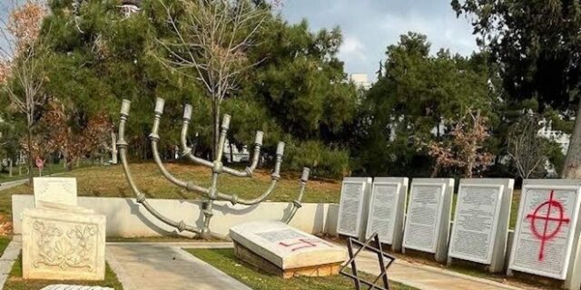 Θεσσαλονίκη: Βανδάλισαν το εβραϊκό μνημείο στο ΑΠΘ με σβάστικες και αγκυλωτούς σταυρούς