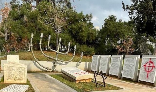 Θεσσαλονίκη: Βανδάλισαν το εβραϊκό μνημείο στο ΑΠΘ με σβάστικες και αγκυλωτούς σταυρούς