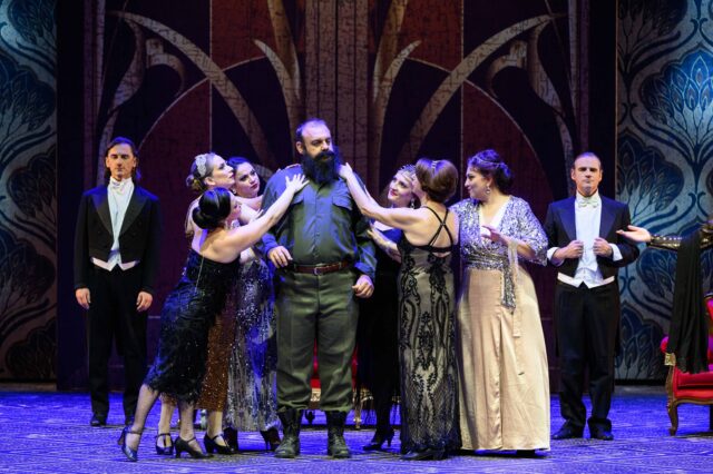 Μια Αθήνα όμορφη και ερωτεύσιμη στη θρυλική οπερέτα “Ο Βαπτιστικός” του Σακελλαρίδη