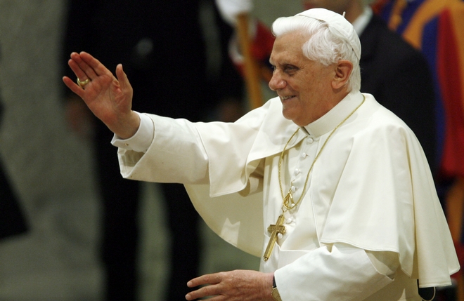 Ο κόσμος αποχαιρετά τον Πάπα Βενέδικτο ΙΣΤ’ – “Χάθηκε μια μαχητική προσωπικότητα”