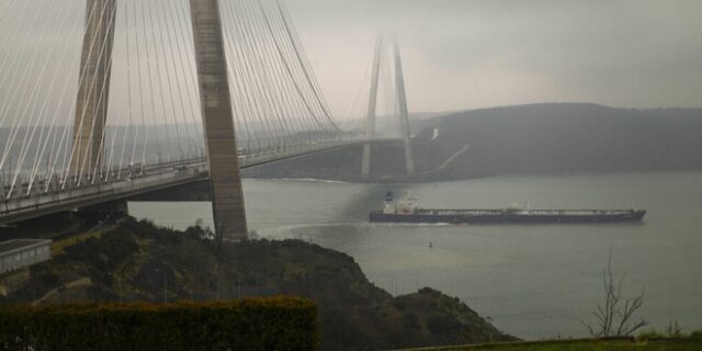 Πλαφόν στο ρωσικό πετρέλαιο: Ανησυχία για το “μποτιλιάρισμα” δεξαμενόπλοιων στον Βόσπορο – “Εμπόδιο” η Τουρκία στις κυρώσεις;