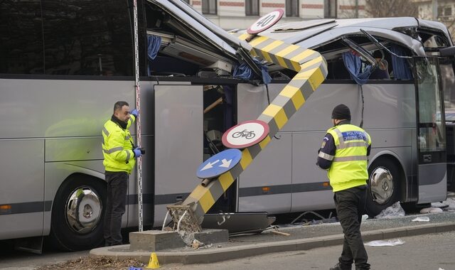 Δυστύχημα στο Βουκουρέστι: “Πάνω από 10 ώρες στο τιμόνι ο οδηγός – Ήταν πολύ προσεκτικός”