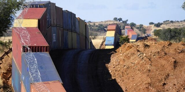 ΗΠΑ: Η Αριζόνα κατεδαφίζει το τείχος από κοντέινερ στα σύνορα με το Μεξικό