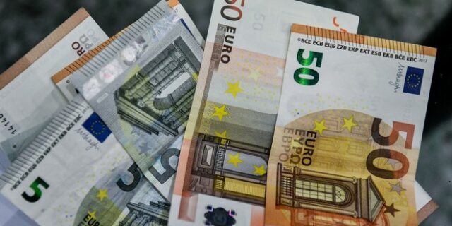 “Ξυπνά” η απειλή για τα “δίδυμα ελλείμματα” – Νέο έτος με υψηλά ρίσκα