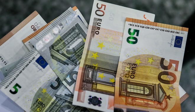 EKT: Οι τρεις τρόποι για να δείτε αν τα χαρτονομίσματα του ευρώ είναι γνήσια