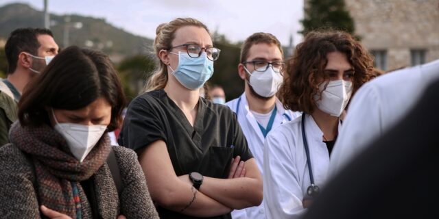Διάλυση του ΕΣΥ: Με το χέρι στην τσέπη οι ασθενείς στα δημόσια νοσοκομεία