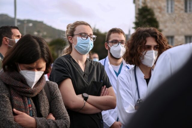 Διάλυση του ΕΣΥ: Με το χέρι στην τσέπη οι ασθενείς στα δημόσια νοσοκομεία