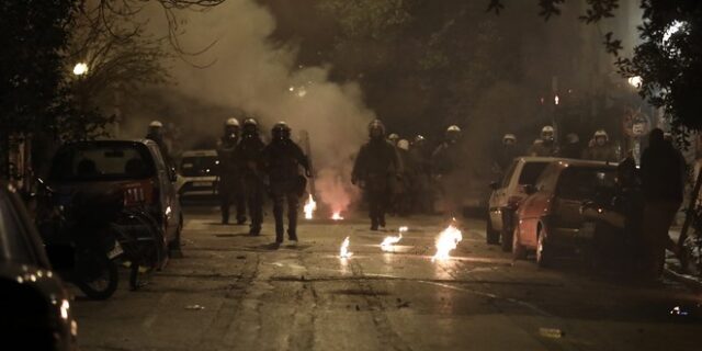 Εξάρχεια: Επίθεση με βόμβες μολότοφ σε διμοιρία