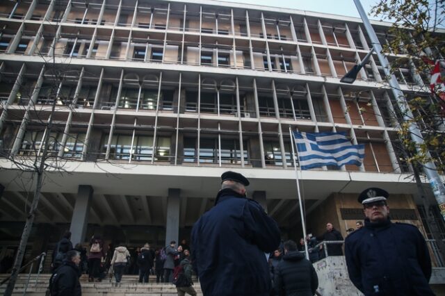 Άλκης Καμπανός: Διακόπηκε η δίκη των 12 κατηγορούμενων – Ένταση έξω από το δικαστήριο