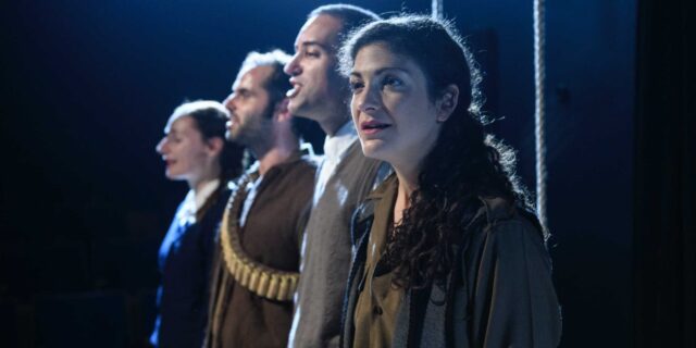 Είδαμε τους “Αριστερόχειρες” – Το παιδοφύλαγμα της βασίλισσας Φρειδερίκης και το τραύμα του Εμφυλίου