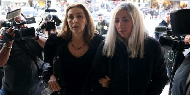 Μητέρα Άλκη Καμπανού: “Τι σας έφταιξε ο λεβέντης μου; – Κοιτάξτε με” είπε στους 12 κατηγορούμενους