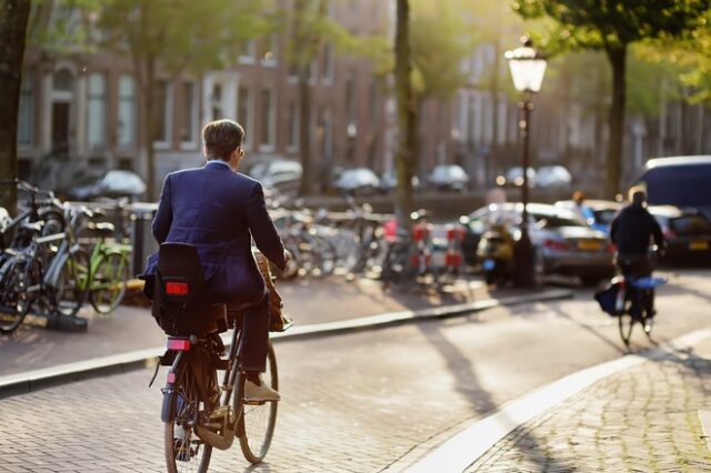Γιατί το Άμστερνταμ “απειλείται” από τα ηλεκτρικά ποδήλατα