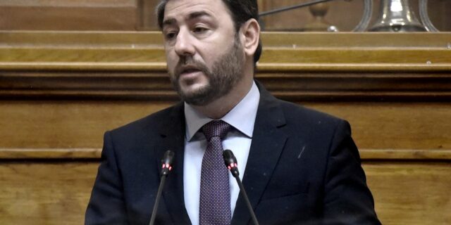 Η “λεηλασία” του ΠΑΣΟΚ: Σήμερα του παίρνουν τα “τσικό”, αύριο τους βουλευτές…