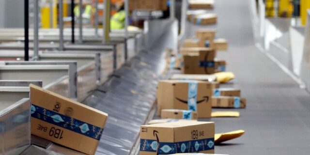 Amazon: Κλείνει τρεις μονάδες αποθήκευσης στη Βρετανία – “Απειλούνται” 1.200 θέσεις εργασίας