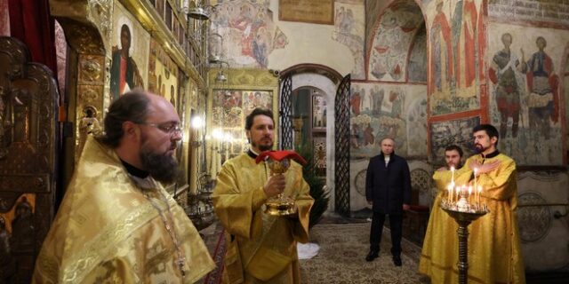 Πούτιν: Παρακολούθησε μόνος τη χριστουγεννιάτικη λειτουργία στο Κρεμλίνο