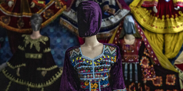 Δώδεκα καρέ απόλυτου σκότους: Κάλυψαν μέχρι και τις κούκλες στο Αφγανιστάν