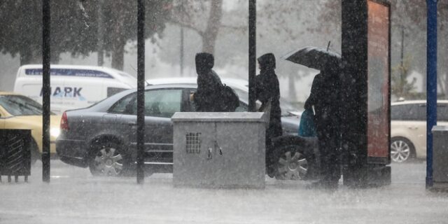 Κακοκαιρία: Σκοτείνιασε ο ουρανός της Αττικής, εγκλωβισμένοι οδηγοί και προβλήματα – Μήνυμα από το 112