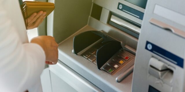 Τράπεζες: Παραμένει τα χάσμα επιτοκίων καταθέσεων και χορηγήσεων