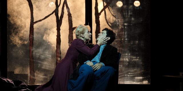 Είδαμε τους “Βρυκόλακες” σε σκηνοθεσία Σταμάτη Φασουλή- Τα φαντάσματα του παρελθόντος ξυπνούν, αλλά δε συγκινούν