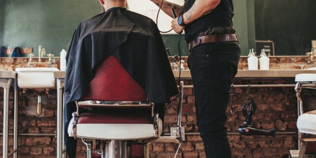 Άρτα: Μπαρμπέρικο αρνήθηκε να εξυπηρετήσει τρανς άνδρα