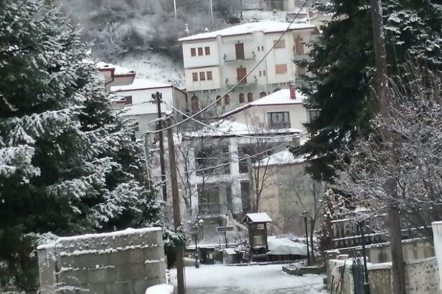 Καιρός: Έπεσαν τα πρώτα χιόνια – Στα “λευκά” Μέτσοβο, Περτούλι και Τζουμέρκα
