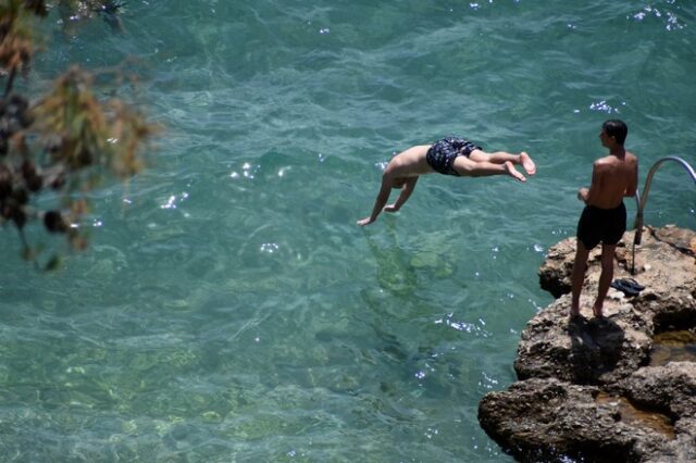 Λάρισα: Νεκρός 22χρονος μετά από 2 χρόνια νοσηλείας – Είχε μείνει παράλυτος από βουτιά στη θάλασσα