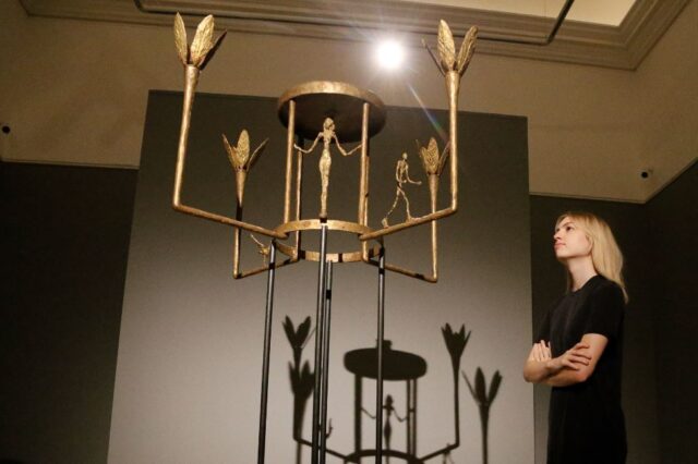 Το “σιγά τον πολυέλαιο” δεν ισχύει γι’ αυτό το έργο του  Giacometti – Για πόσα εκατομμύρια βγαίνει στο σφυρί