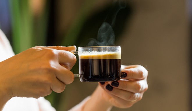 Έρευνα απενοχοποίησε την προσθήκη γάλατος στον καφέ – Βάλτε όσο θέλετε