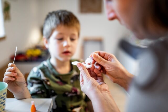 Κορονοϊός: Ανησυχία για νέο υπερμεταδοτικό στέλεχος από τη Βόρεια Αμερική – Έρχεται εμβόλιο για τον RSV