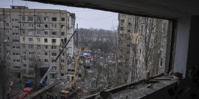 Ουκρανία: Μετράνε νεκρούς στο Ντνίπρο, το Κρεμλίνο επιμένει να αρνείται τις κατηγορίες