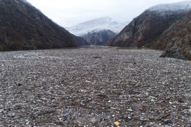 Ποταμός Δρίνος: Πλωτή χωματερή με βαρέλια και ψυγεία να επιπλέουν – Αποκαρδιωτικό βίντεο