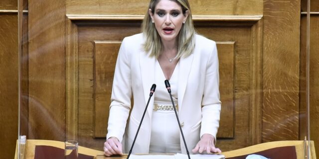 Πολάκης: Η “γαλάζια” βουλεύτρια Άννα Ευθυμίου έκανε συμβάσεις με το Δημόσιο