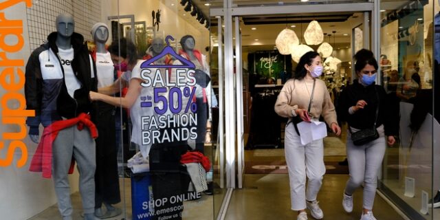 Εκπτώσεις: Τι πρέπει να προσέξετε στις διπλές τιμές