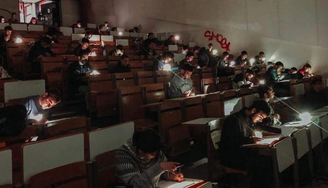Κακοκαιρία: Πλημμύρισαν πανεπιστήμια της Αθήνας – Έδωσαν εξετάσεις με φακούς