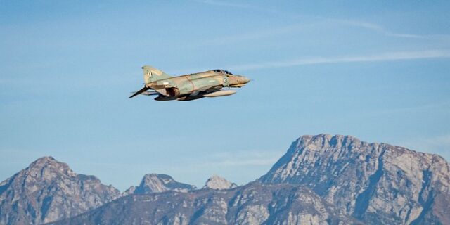 Πτώση F-4: Βρέθηκαν συντρίμμια στον κόλπο της Κυπαρισσίας