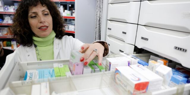 Παγκόσμιο το πρόβλημα με τα φάρμακα, λέει η κυβέρνηση