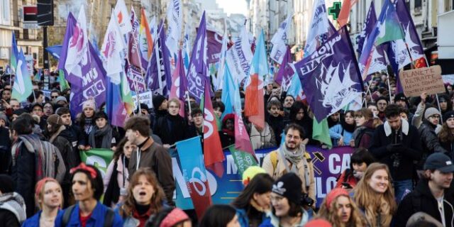Γαλλία: Εγκρίθηκε η μεταρρύθμιση του συνταξιοδοτικού – Με απεργίες απειλούν τα συνδικάτα