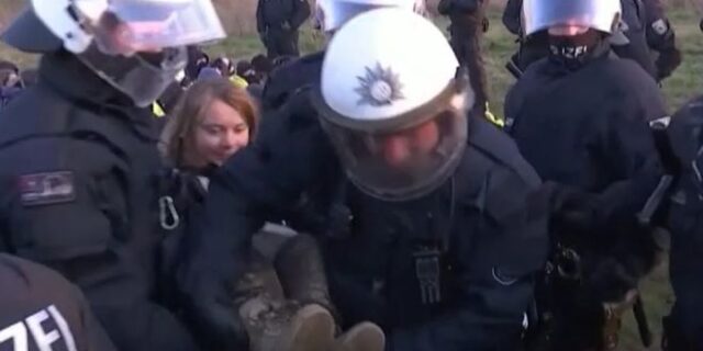 Γκρέτα Τούνμπεργκ: Προσήχθη σε διαμαρτυρία στη Γερμανία