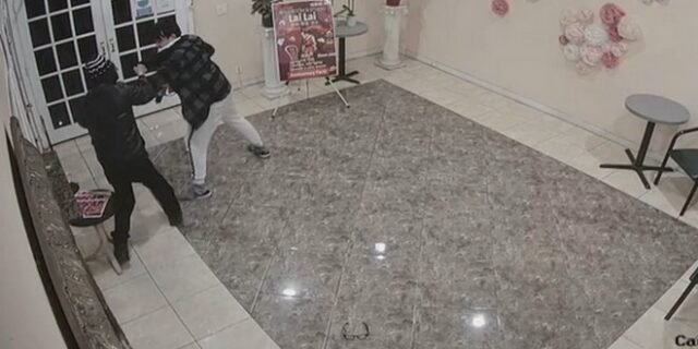 Μακελειό στην Καλιφόρνια: Το βίντεο που καταγράφει τον ήρωα που αφόπλισε τον δράστη πριν συνεχίσει να εκτελεί