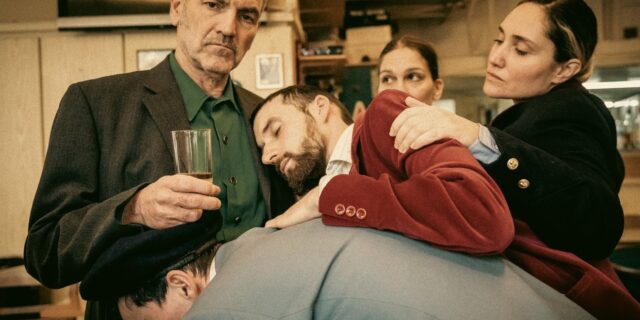 Ο Ακύλλας Καραζήσης φέρνει τον Παγοπώλη στο Προσκήνιο