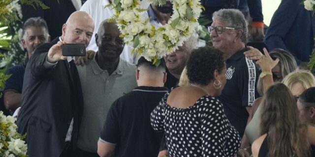 Ινφαντίνο: Η απάντηση για την κριτική που δέχτηκε για τις σέλφι δίπλα στο σώμα του Πελέ