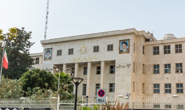 Ιράν: Βέλγος καταδικάστηκε σε 40 χρόνια κάθειρξη και 74 μαστιγώματα για κατασκοπεία