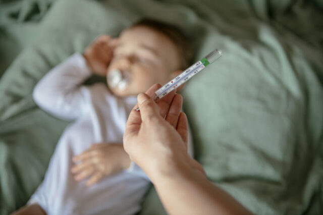 Παιδιατρική Εταιρεία για ελλείψεις φαρμάκων: Πώς να ρίξετε τον πυρετό με εναλλακτικούς τρόπους
