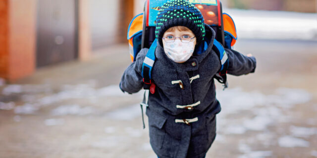 Επιστροφή στο σχολείο με τρεις ιούς: Οδηγός επιβίωσης για μαθητές και γονείς